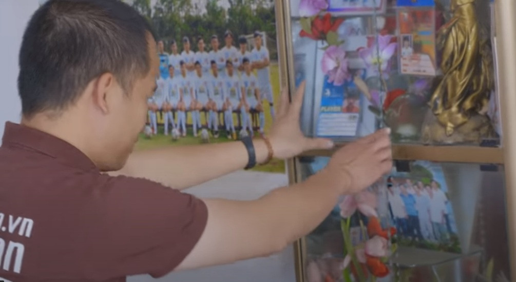 Tại đây, Minh Vương treo nhiều bức ảnh và kỷ vật gắn liền với sự nghiệp bóng đá của mình. Ảnh: Vlog Minh Hải
