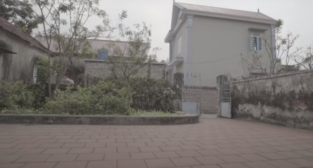 Khoảng sân rộng trước là nơi tiền vệ Minh Vương thường xuyên đá bóng cùng bố khi còn nhỏ. Ảnh: Vlog Minh Hải