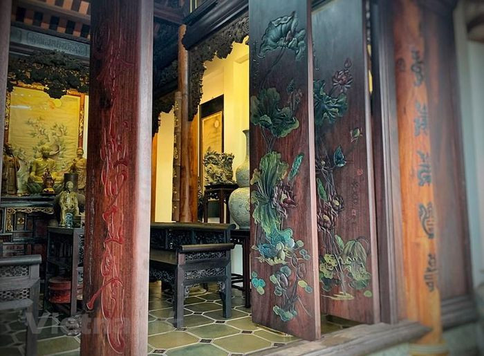Nếp nhà gỗ với hoa văn chạm khắc tinh xảo. Ảnh: Xuân Mai/Vietnam+