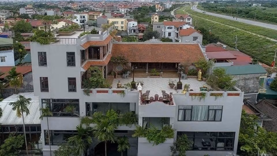 Hình ảnh ngôi nhà cổ, mang phong cách kiến trúc của làng quê Việt những năm cuối thế kỷ 19 nằm trên nóc biệt thự khang trang ở Hoàng Liên (Liên Mạc, Bắc Từ Liêm, Hà Nội) cũng thu hút sự chú ý của nhiều người. Ảnh: Vietnamnet