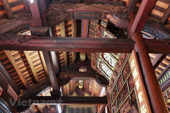 Cột nhà hoàn toàn bằng thân gỗ lớn. Ảnh: Xuân Mai/Vietnam+