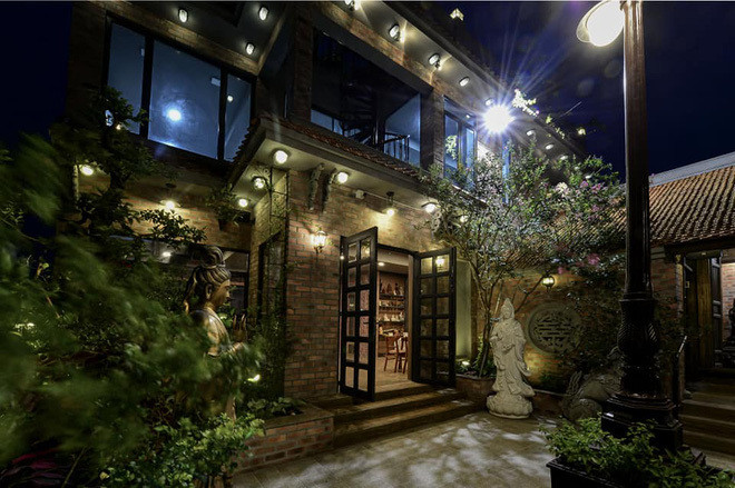 Xung quanh nhà cổ, gia chủ còn trồng nhiều cây xanh, hoa cỏ đẹp mắt. Ảnh: Vietnamnet