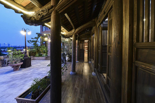 Phần cốt gỗ được giữ nguyên vẹn hoàn toàn, phần tường gạch được xây mới, để mộc, mang lại sự gần gũi cho công trình. Ảnh: Vietnamnet