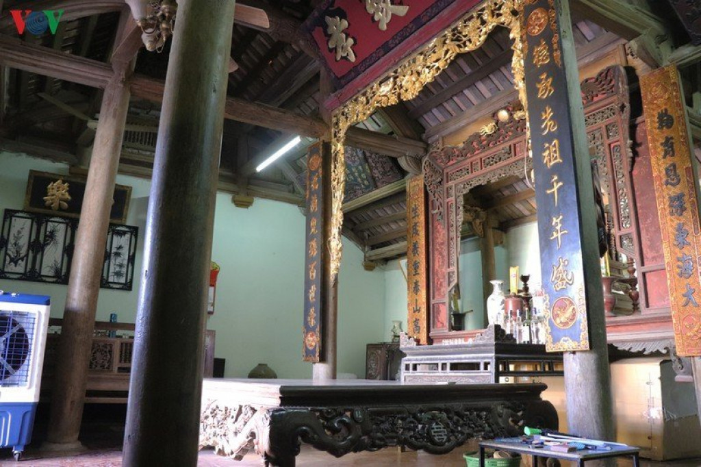 Từ đó tới nay, ngoài phần tường đá ong được lăn sơn lại và nền lát gạch hoa thay cho gạch Bát Tràng, căn nhà chưa phải sang sửa gì trong suốt gần 200 năm. Ảnh: VOV