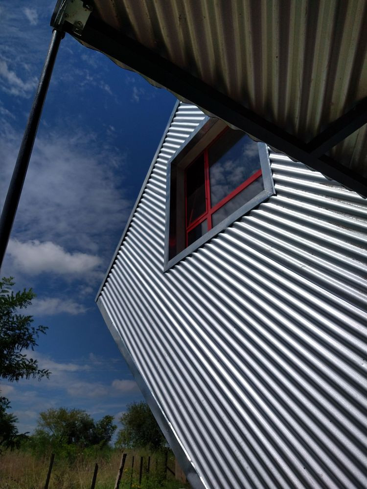 Nhà có mái dốc và một khối hộp bị đổ nghiêng.