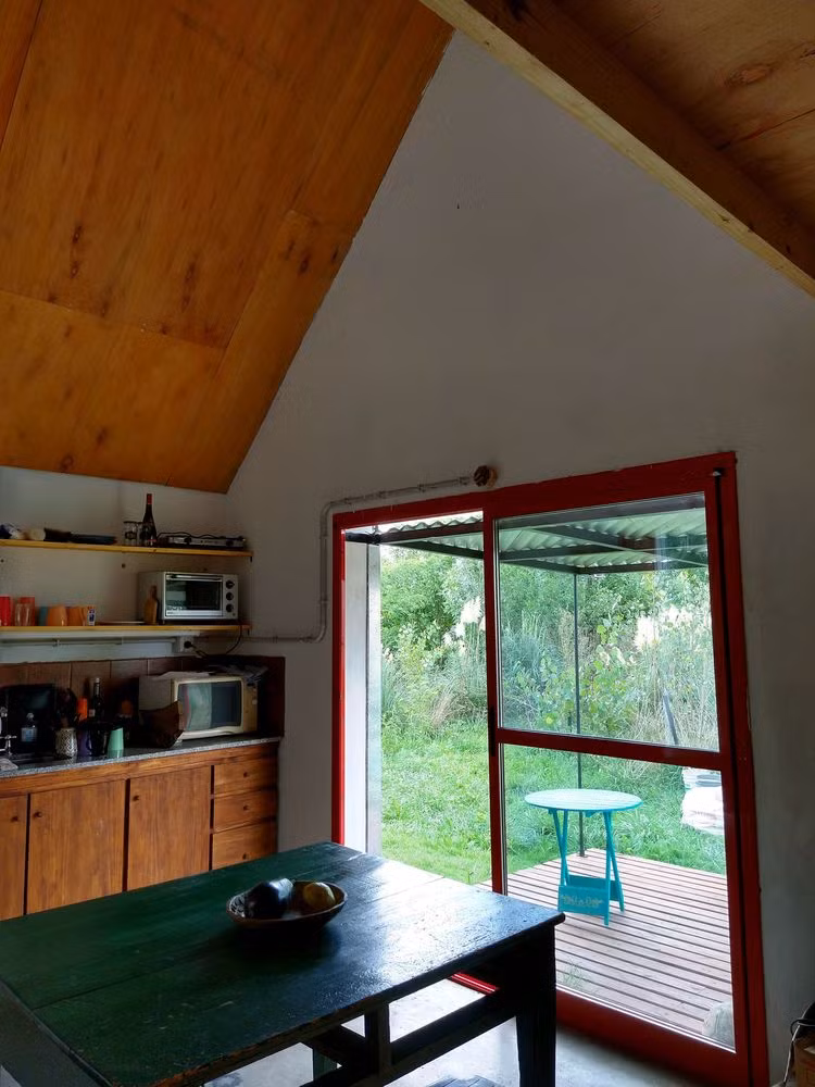 Chỉ cần lật mở những tấm kim loại ra là trong nhà tràn ngập ánh sáng.