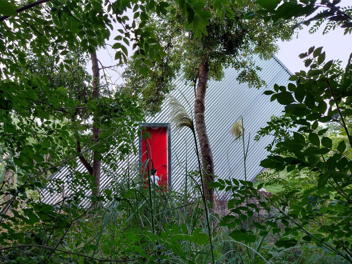 Độ dốc của mái nhà có tác dụng thu nước mưa vào trng một bể kín, dùng để tưới cho khu vườn.