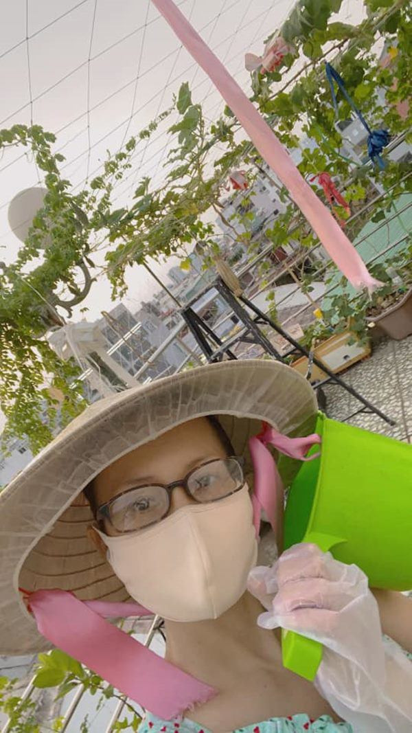 Sau thời gian nghỉ hát vì bị mất giọng, Cẩm Ly dành nhiều thời gian cho gia đình hơn. Yêu thích nữ ca sĩ thiết kế một vườn rau ngay trên tầng thượng.