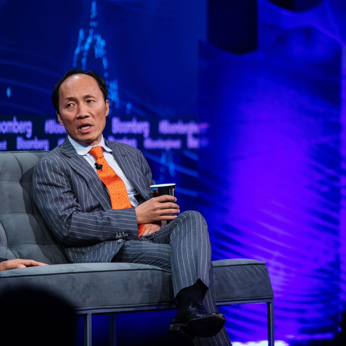 Cuối năm 2007, tỷ phú Chính Chu được nhiều tờ báo chú ý và được biết đến là "một thương nhân ẩn danh" khi chi 34,3 triệu USD để mua trọn tầng 89, một nửa tầng 90 tại tháp Trump World Tower, khiến tỷ phú Donald Trump "nóng mặt". Ảnh: Internet