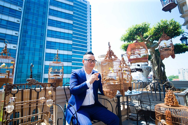 Anh Dương Văn Chương (50 tuổi, tên thường gọi là Chương Tailor được biết đến là đại gia Hà thành khi sở hữu chuỗi cửa hàng veston nổi tiếng. Ngoài thời trang, anh Chương còn có sở thích đặc biệt với các loài chim độc lạ. Ảnh: Dân Việt