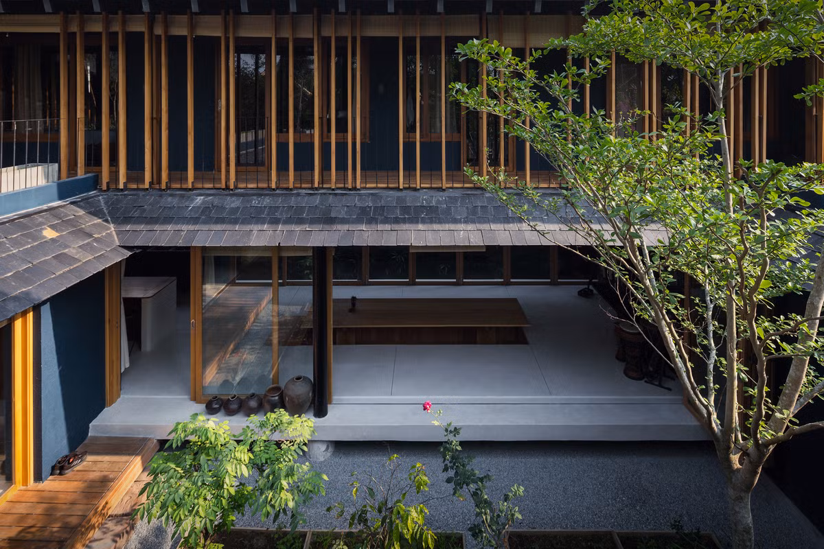 Với kết cấu nhà thép tiền chế dựa vào những bức tường dày ở tầng trệt, có thể nhìn thấy phần kết cấu lộ ra của ngôi nhà.