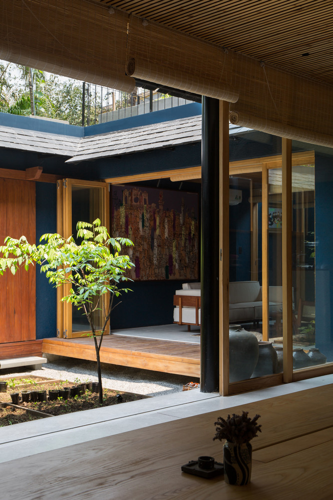 Chẳng hạn như trong phòng ăn, sàn nhà vừa là sàn nhưng cũng là một băng ghế lớn đặt ngoài vườn, nơi mọi người làm việc theo nhóm hoặc trò chuyện.