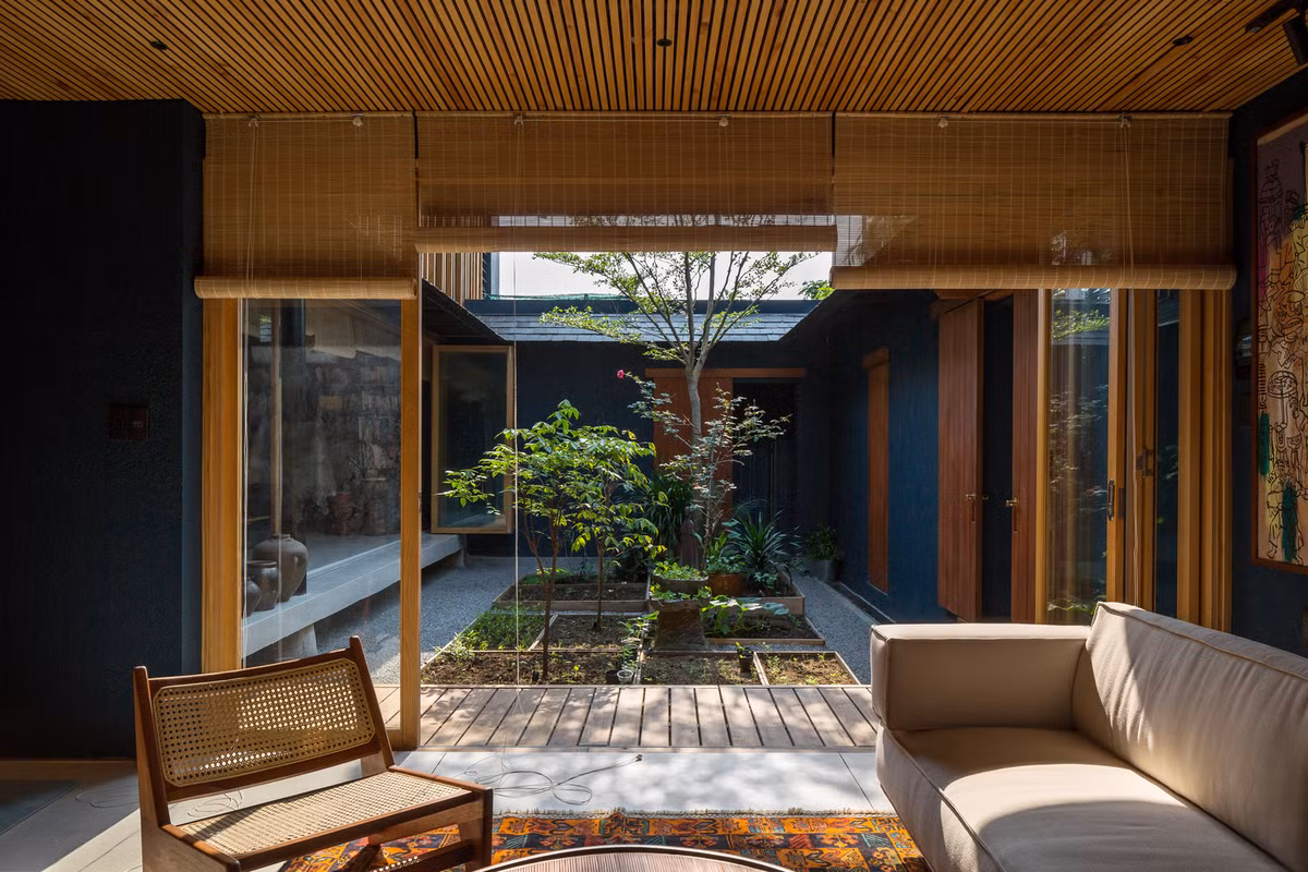 Các không gian ở tầng trệt của ngôi nhà đầu tiên được nâng lên cùng với một khu vườn rộng và sau đó trải rộng ra trong khu vườn.