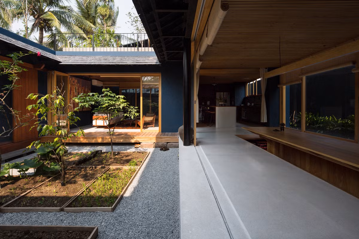 Theo nhóm kiến trúc sư, căn nhà này không chỉ là chốn đi về cho gia đình 4 người, mà nó còn là nơi trú ngụ của những con chim, những con nhện, hay côn trùng trong những tán lá.