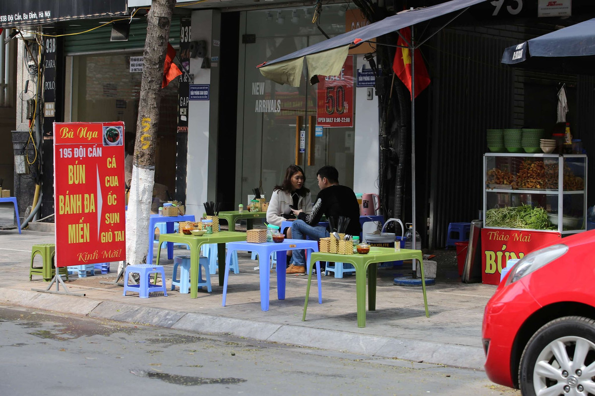 Khách hàng thưa thớt.