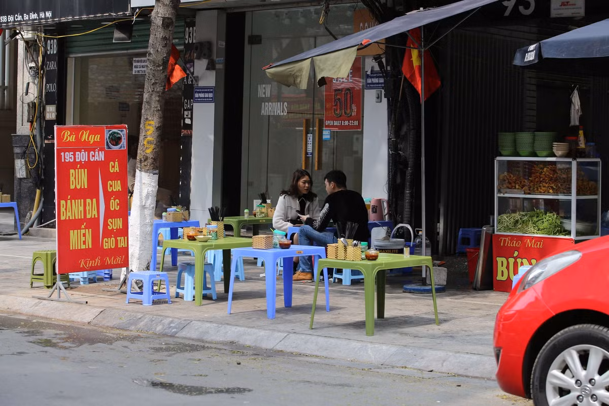 Khách hàng thưa thớt.