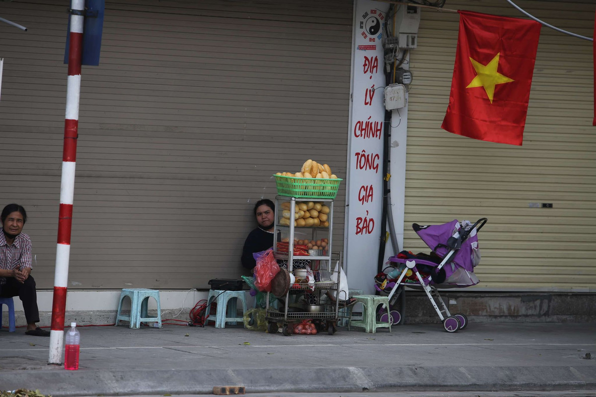 Người bán chờ khách tới. Người bán chỉ mong có khách để lấy lộc đầu xuân.