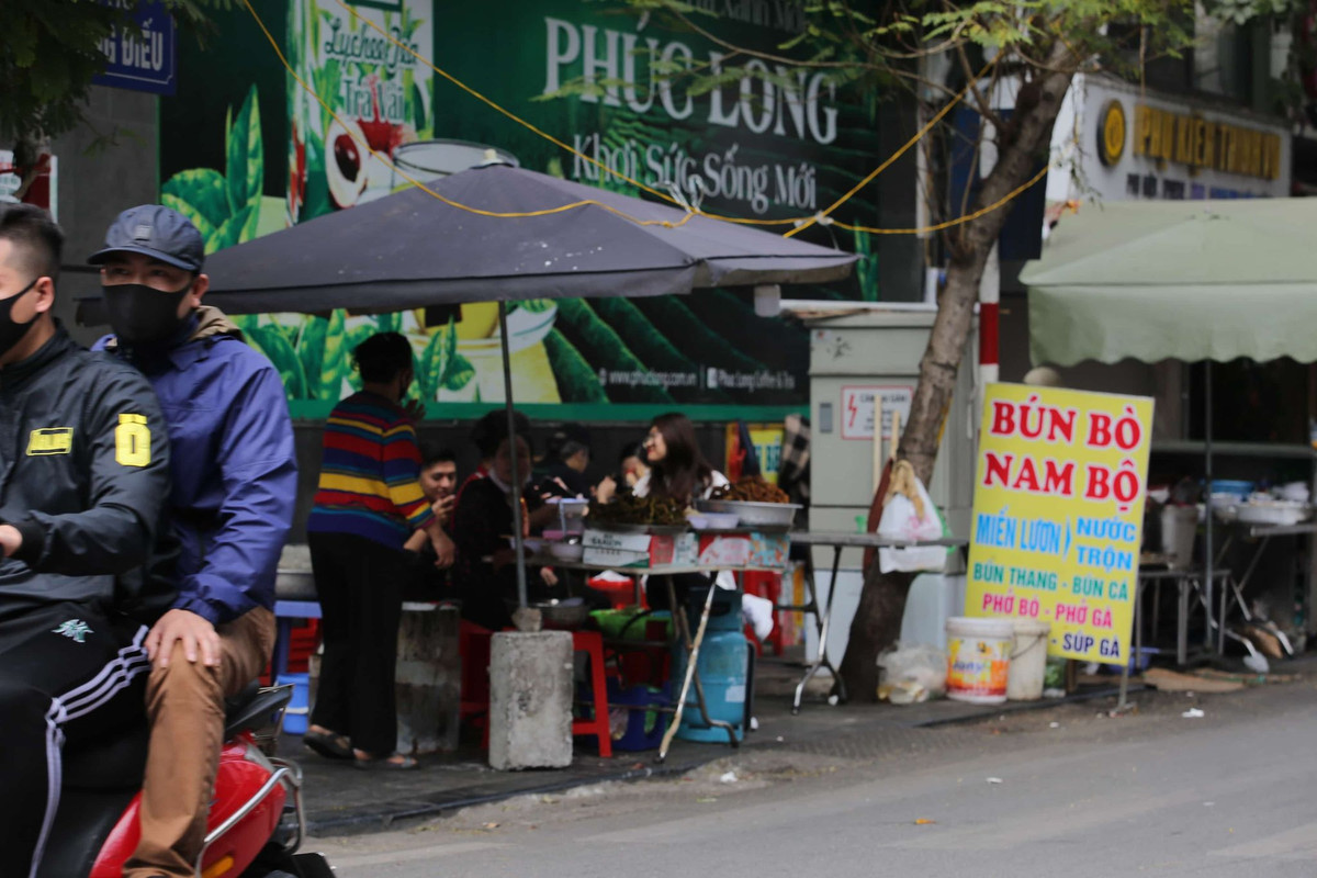 Theo quan sát của PV, so với các năm trước, số lượng khách ghé hàng quán không nhiều như những năm trước.