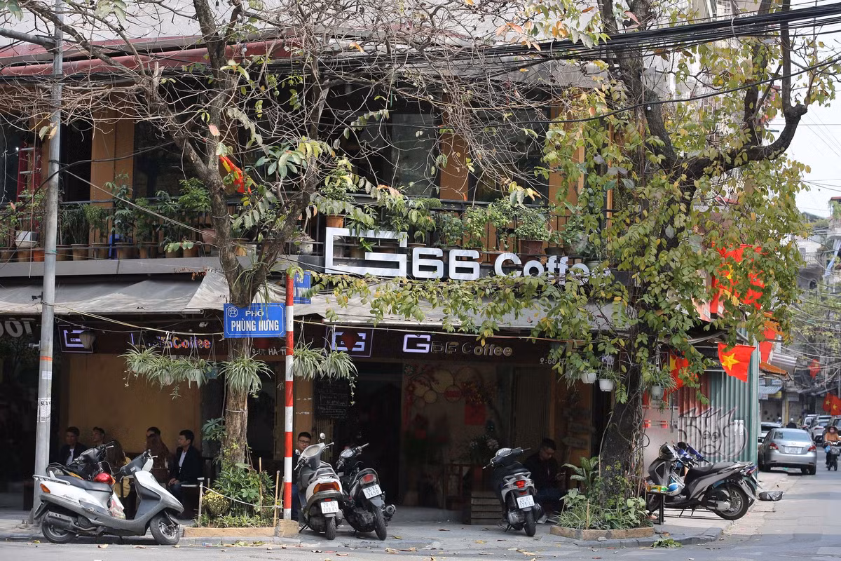 ... Mọi năm, những ngày này, quán cafe đông nghịt khách, chủ yếu là giới trẻ du xuân... Tuy nhiên, năm nay chỉ có vài nhóm bạn tụ tập.