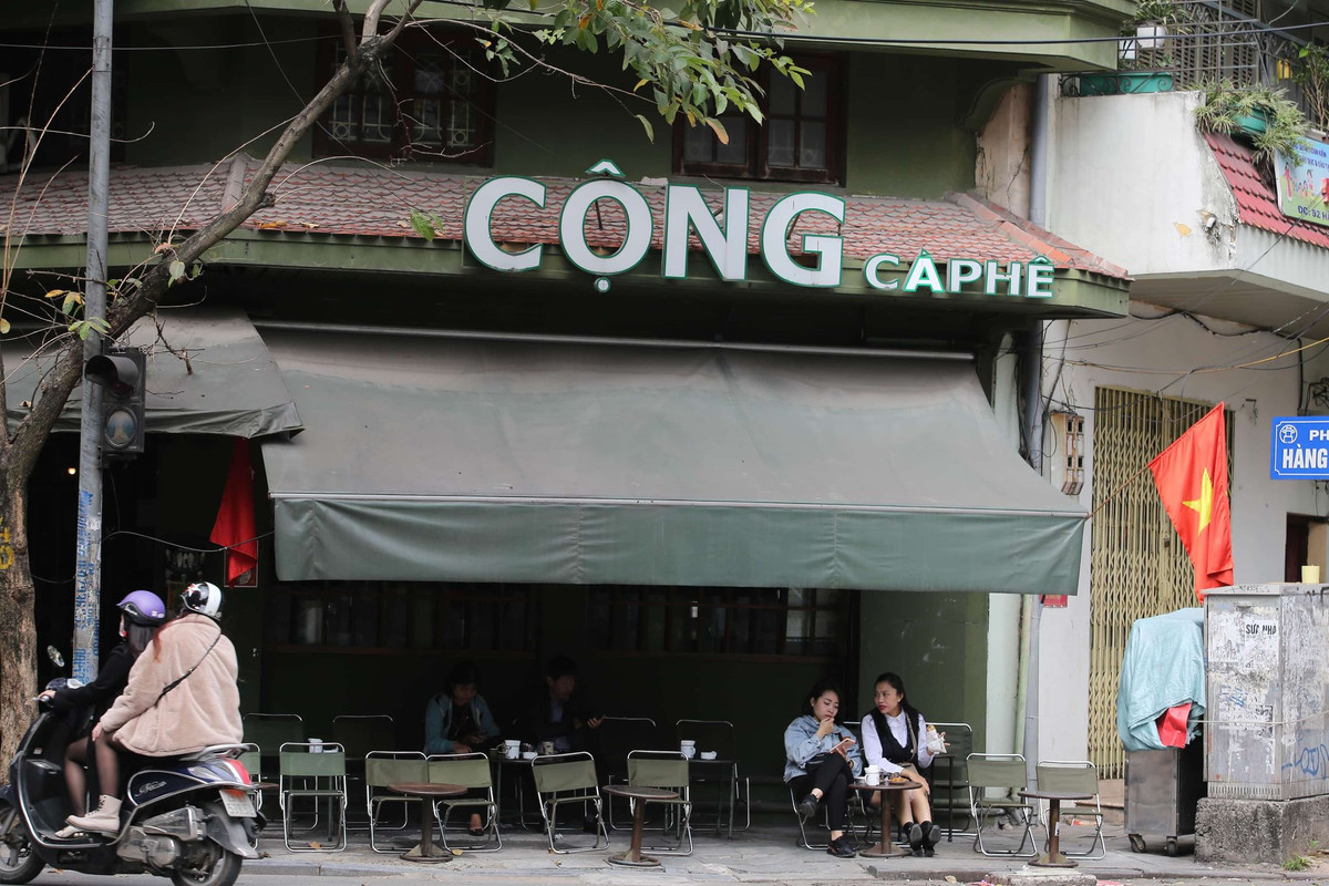 Chung cảnh với các quán ăn là cửa hàng cafe.