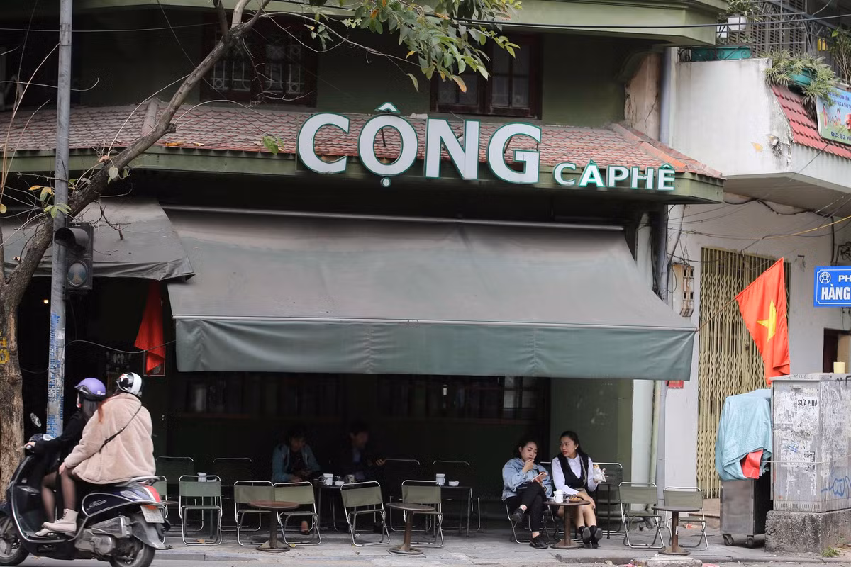 Chung cảnh với các quán ăn là cửa hàng cafe.