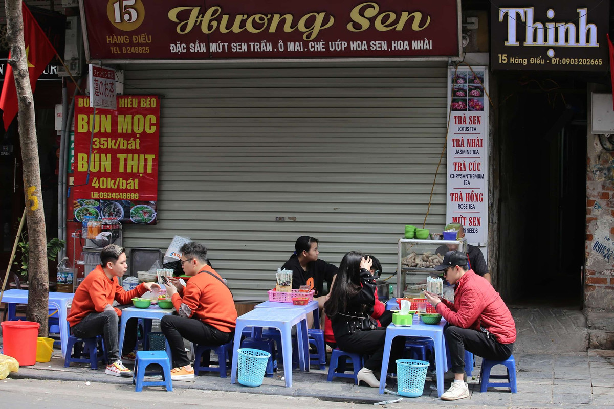 Anh Hiếu - chủ một cửa hàng bán bún mọc trên phố Hàng Điếu - cho biết: "Năm nay nhà mình mở xuyên Tết nhưng so với năm vắng khách hơn... Trong khu vực lân cận cũng có nhiều hàng quán mở nhưng đa phần đều chung cảnh".