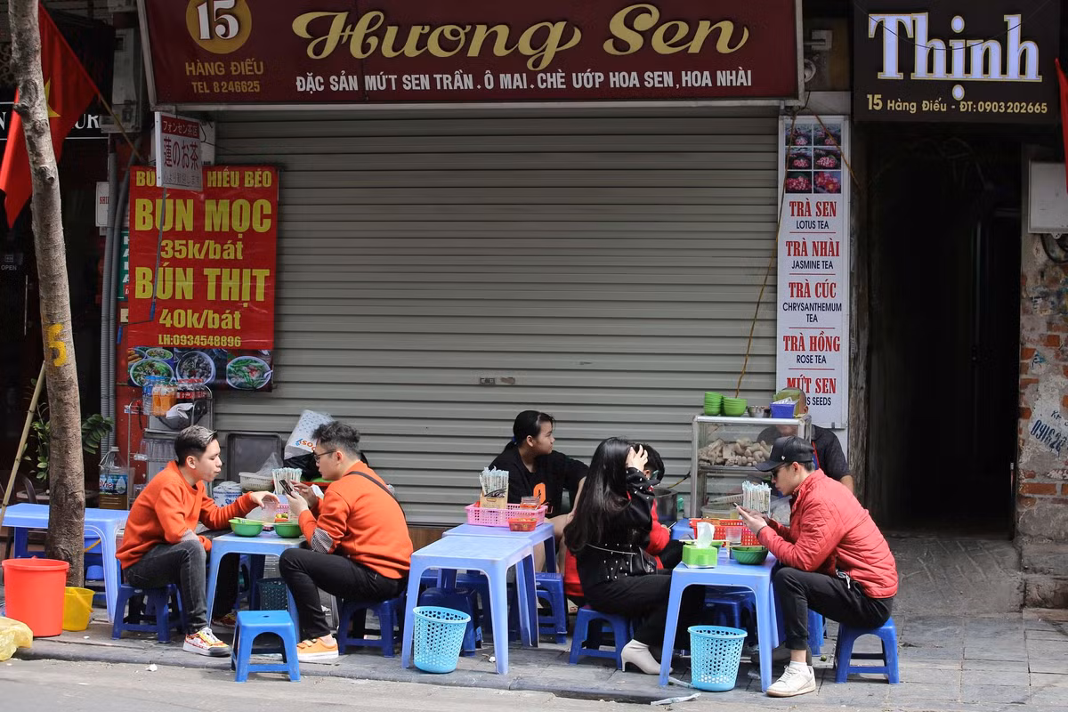 Anh Hiếu - chủ một cửa hàng bán bún mọc trên phố Hàng Điếu - cho biết: "Năm nay nhà mình mở xuyên Tết nhưng so với năm vắng khách hơn... Trong khu vực lân cận cũng có nhiều hàng quán mở nhưng đa phần đều chung cảnh".