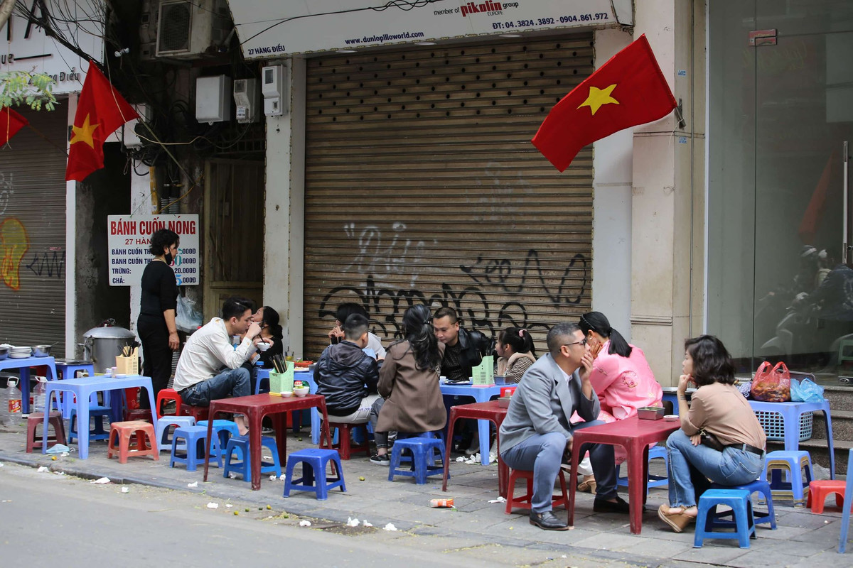 Quán ăn vỉa hè là nơi gặp gỡ, trò chuyện của nhiều bạn trẻ.