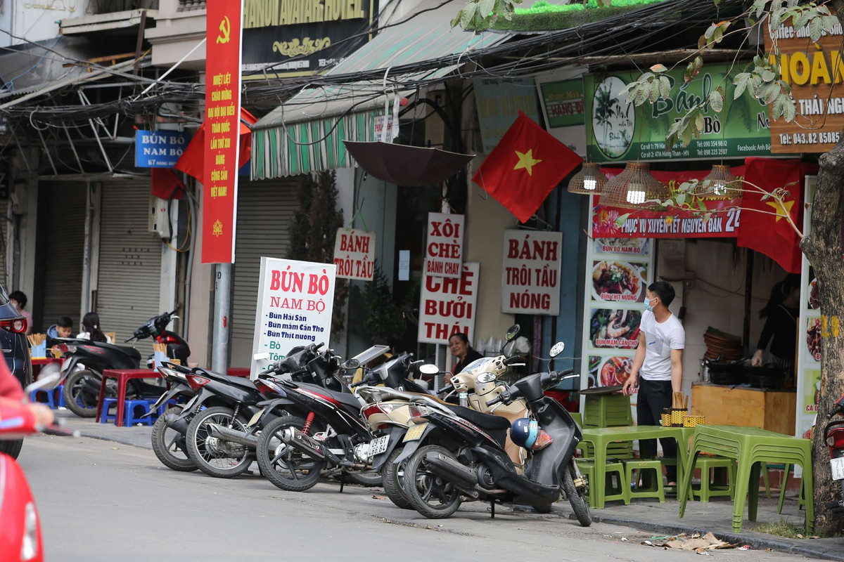 Theo ghi nhận của PV, mặc dù hàng quán mở nhiều nhưng đa phần rơi vào tình trạng... ế khách.