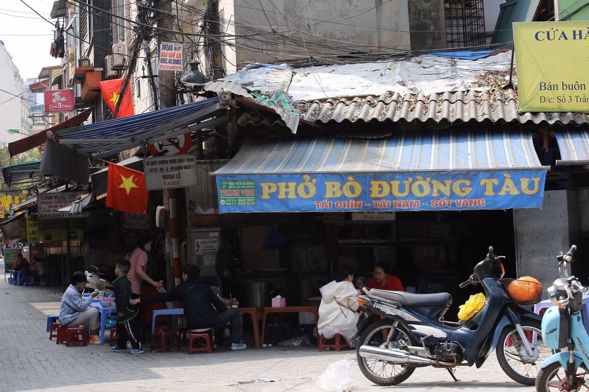 Một số khách ghé quán phở để cảm nhận hương vị Tết đặc biệt ở Hà Nội.