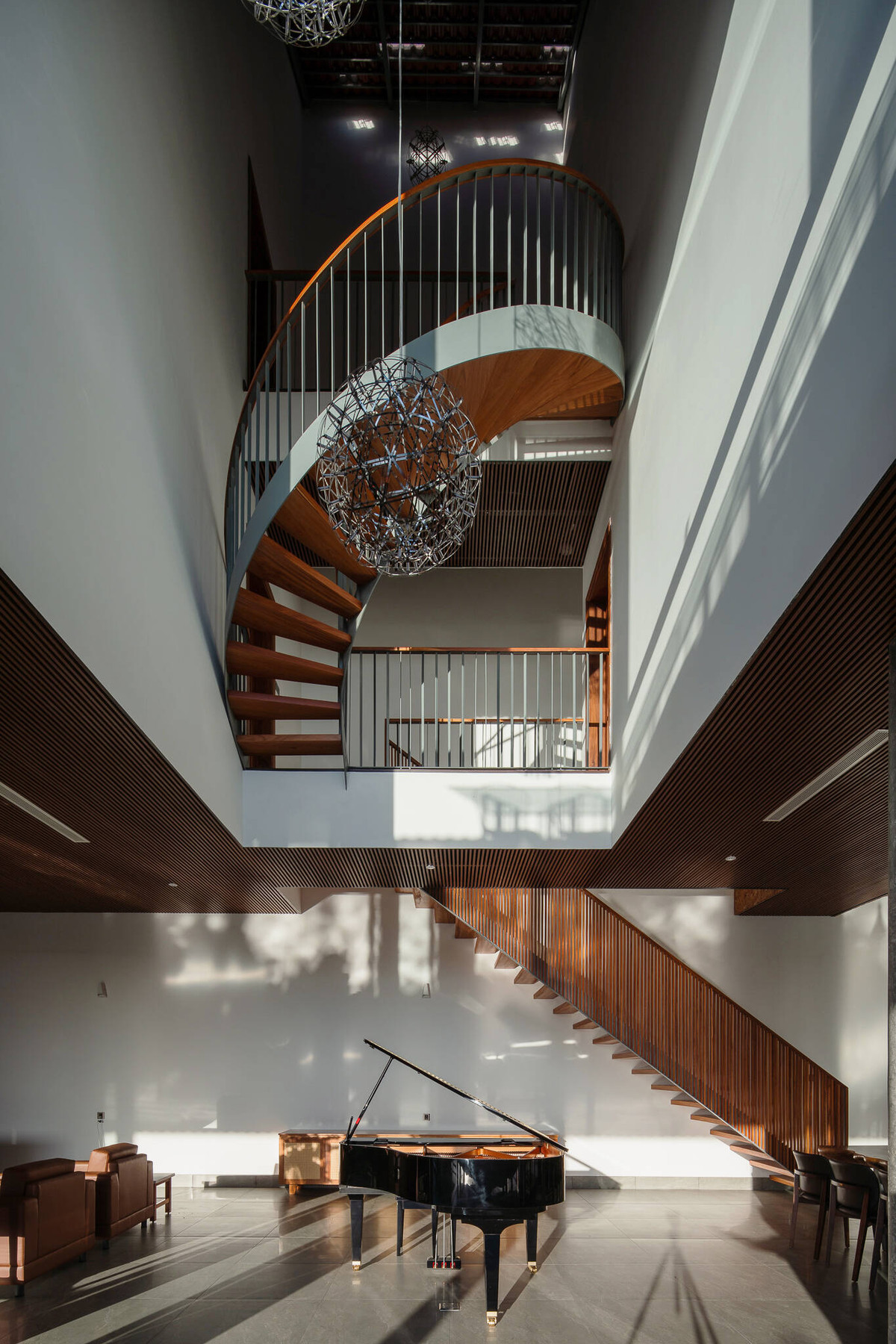 Khoảng thông tầng phía trên cùng cầu thang cong uốn lượn tạo nên một không gian đầy sang trọng, hiện đại. Nguồn ảnh: Quang Tran