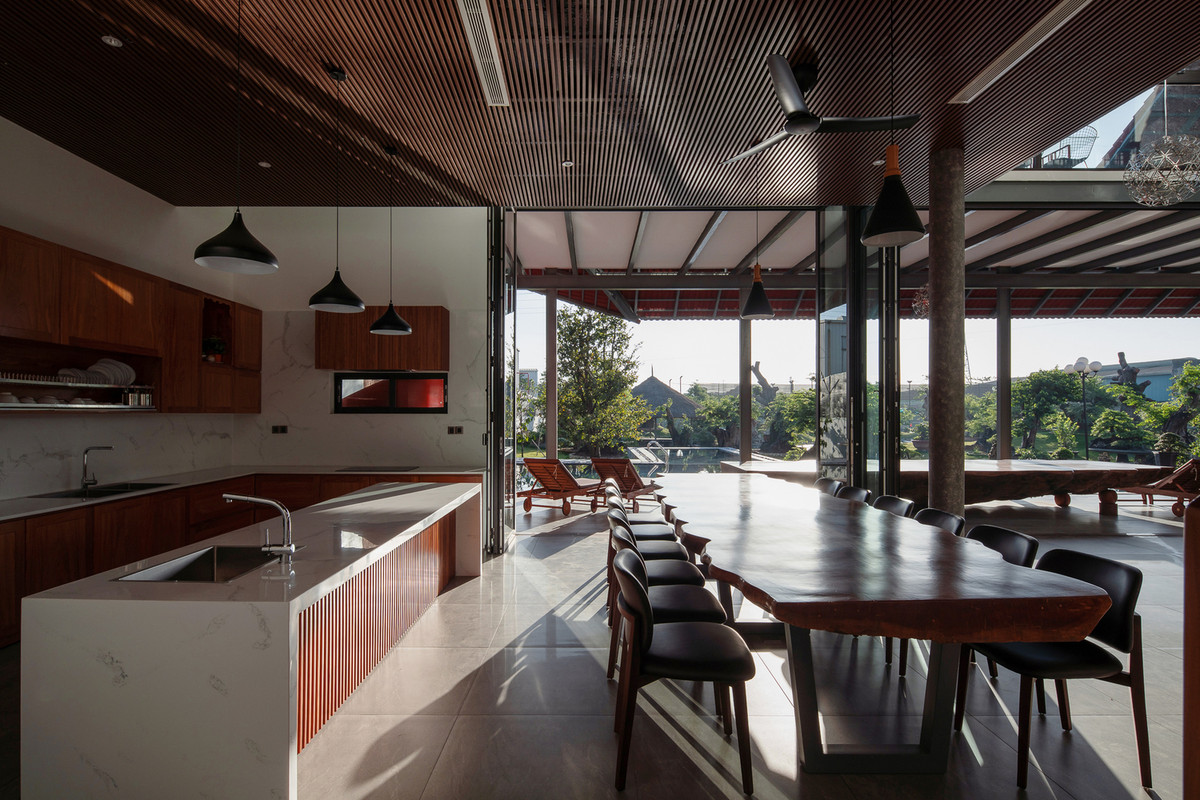 Phòng khách và bếp kết nối trực tiếp với hiên nhà nên không khí rất thoáng đãng.