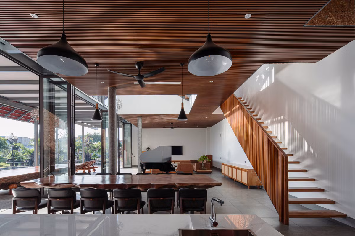 Không gian tầng 1 tràn ngập ánh sáng nhờ hệ thống cửa kính lớn.