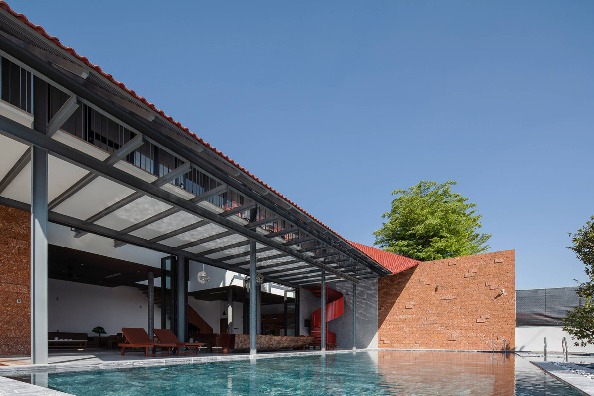 Phía trước sân là khu vực bể bơi lớn để gia đình thư giãn.