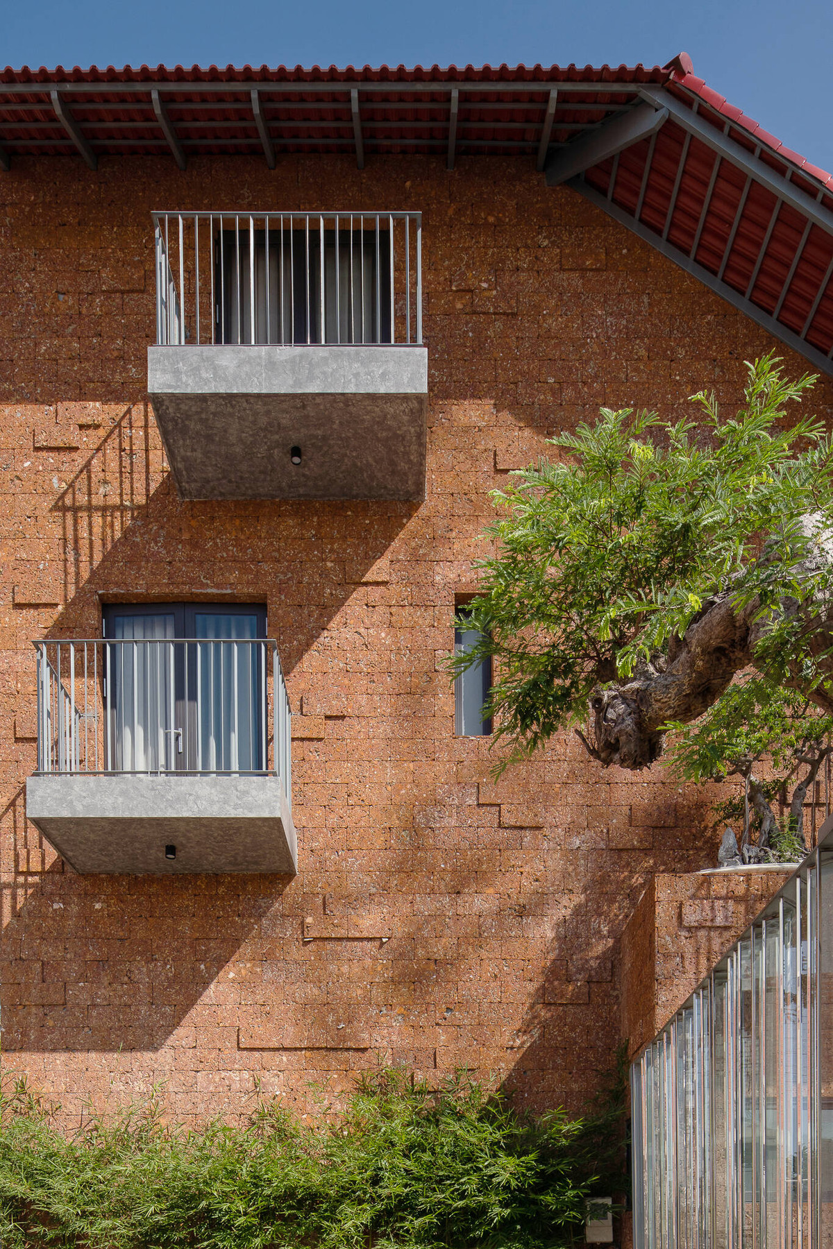 Bức tường đá ong vững chắc tạo nên diện mạo độc đáo.