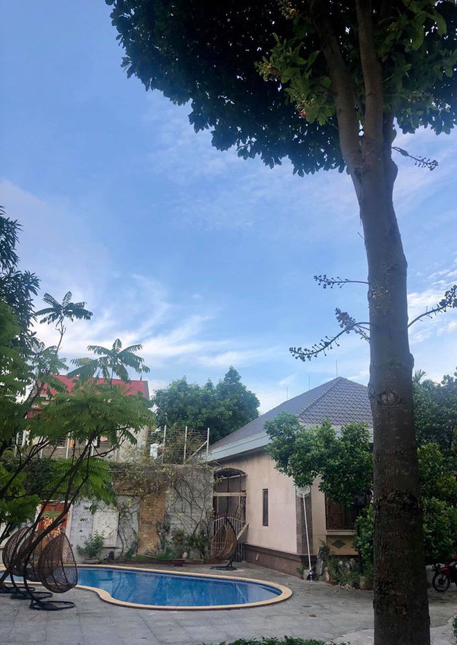 Biệt thự sở hữu khuôn viên sân vườn và bể bơi ngoài trời thoáng đãng. Ảnh: Facebook