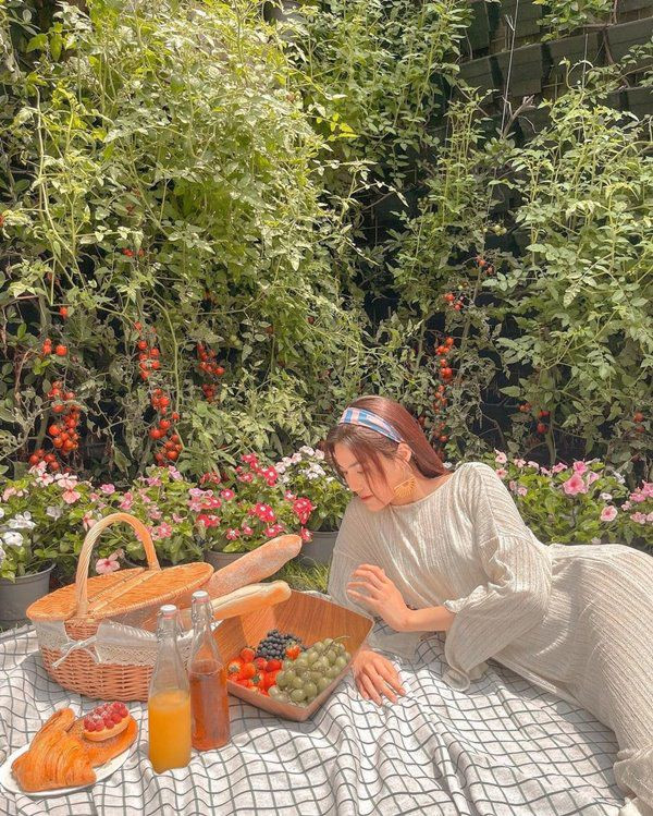 Vừa qua, không để những ngày nghỉ dịch nhàm chán, Lan Khuê tổ chức một buổi picnic nhỏ ngay trong vườn nhà. Nếu không nói mọi người cứ ngỡ như đang ở một resort cao cấp. Ảnh: FBNV