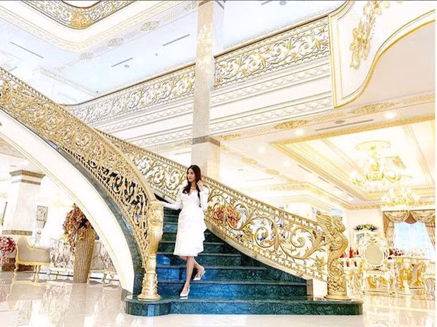  Biệt thự dát vàng có kiến trúc kiểu châu Âu, lộng lẫy tựa tòa lâu đài với tông màu trắng chủ đạo. Ảnh: Internet