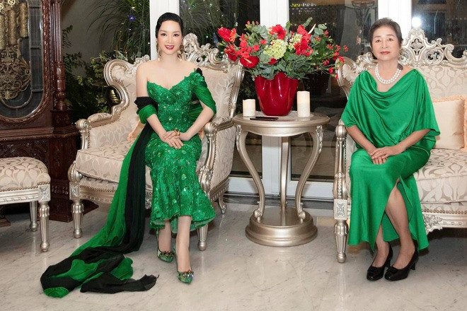 Nhìn từ bên ngoài, căn biệt thự không khác gì một tòa lâu đài. Nội thất bên trong xa hoa với nhiều chi tiết ốp đá kim cương, dát vàng sang trọng. Ảnh: Internet