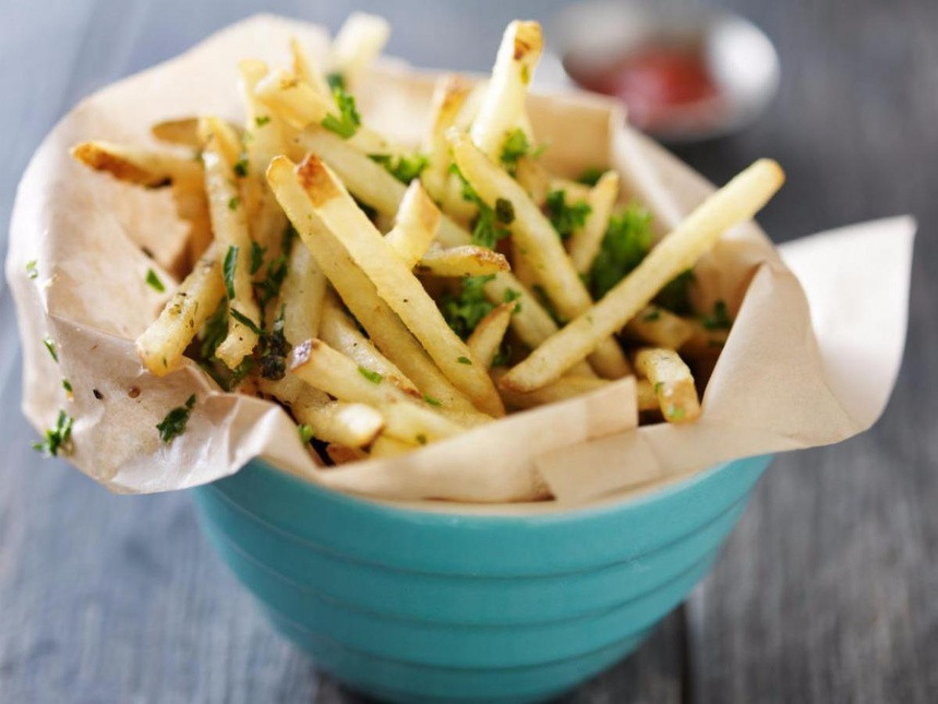 Bạn cũng không nên gọi món ăn có dầu nấm trufle trong nhà hàng. Rất có thể đó là hương vị nhái. Thay vào đó, hãy dùng các loại dầu thông thường mà vẫn đảm bảo sự an toàn, sạch sẽ. Nguồn ảnh: Getty Imgae