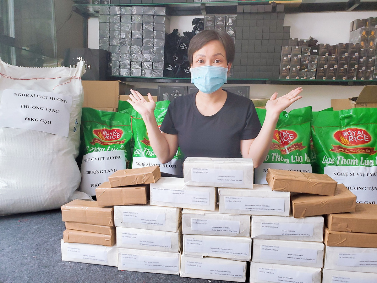 Việt Hương cũng là một trong những người thường làm từ thiện và đi đầu trong những hoạt động vì cộng đồng. Ảnh: Dân Việt.