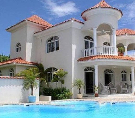 Khối tài sản khổng lồ của danh hài Việt Hương còn được chứng minh qua cơ ngơi đồ sộ của cô ở Mỹ. Năm 2007, nữ danh hài sang Mỹ định cư cùng chồng con, cả nhà nữ danh hài ở trong một ngôi biệt thự có sân vườn và hồ bơi rộng rãi. Ảnh: Internet.