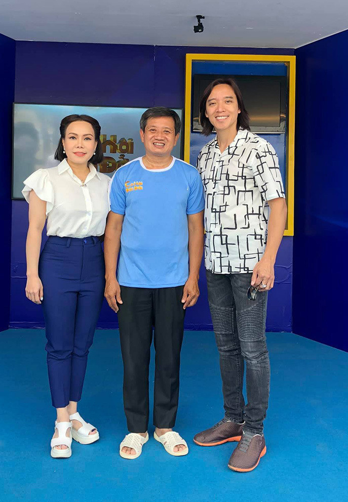 Chiều ngày 15/3, Việt Hương khiến cộng đồng mạng bất ngờ khi rút 1,7 tỷ đồng tặng ông Đoàn Ngọc Hải để mua xe cứu thương lớn hơn, giúp đỡ được nhiều người hơn. Ảnh: Vietnamnet.