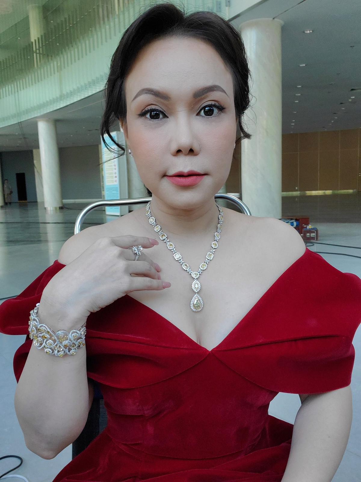  Nghệ sĩ Việt Hương cũng sở hữu hàng loạt trang sức và hàng hiệu đắt giá, nhưng cô ít phô trương khi đi ra ngoài. Ảnh: Dân Việt.