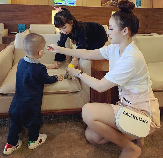 Ba là đại gia Sài thành, mẹ là cựu hot girl Huyền Baby, hai bé Củ Cải và Sữa được xem như sinh ra trong nhung lụa.