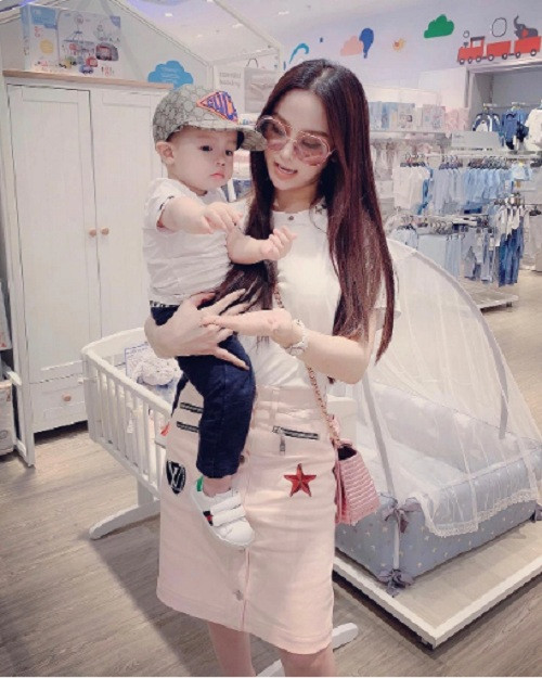 Từ du lịch đến mua sắm, đi chơi lẫn ăn uống, mọi thứ mà 2 em bé nhà Huyền Baby sử dụng đều là xa xỉ nhất.