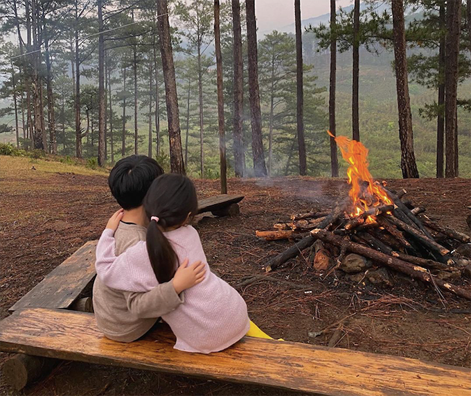 Hà Tăng và Louis Nguyễn cũng thường cho con tự mình trải nghiệm mọi thứ dể gần gũi với nhau và với thiên nhiên nhiều hơn.