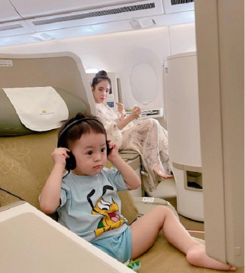 Đặc biệt, bé Soup được bố mẹ cho đi du lịch nhiều nơi, ở resort hạng sang, đi máy bay khoang thương gia...