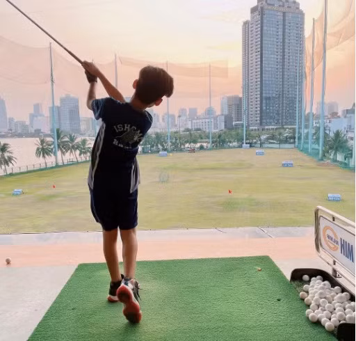 Năm nay mới 10 tuổi nhưng Bo - con trai Lệ Quyên đã được ba đầu tư cho học golf - môn thể thao được xem dành riêng cho nhà giàu. 