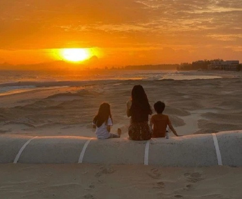 Mẹ là "ngọc nữ" làng điện ảnh, ba là con trai tỷ phú Johnathan Hạnh Nguyễn, Richard Nguyễn và Chloe Nguyễn được tận hưởng tất cả những tiện nghi và sự chăm sóc tốt nhất đúng như một rich kid.